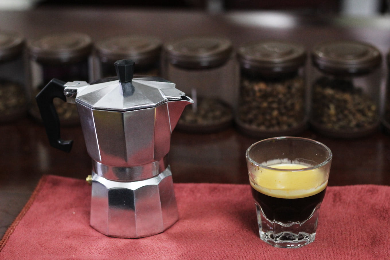 Гейзерная кофеварка как варить кофе на газу. Пенка кофе гейзерная кофеварка. Кофе с какао в гейзерной кофеварке. Гейзерное заваривание кофе. Как варить кофе в гейзерной кофеварке.